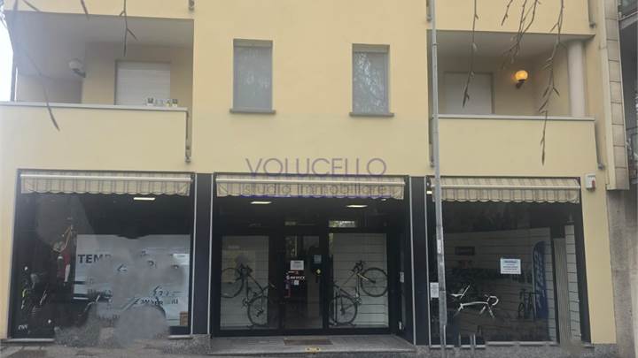 CANTU' Via Milano affittiamo NEGOZIO 