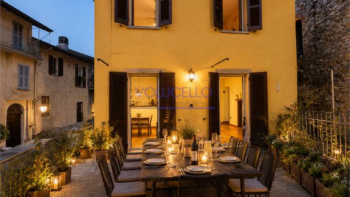 AGRA vendiamo CASA INDIPENDENTE di charme nel borgo storico